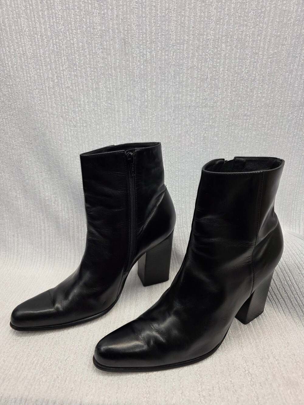 BCBGMAXAZRIA Black Leather Block Heel Ankle Booties Boots